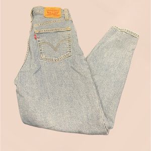 Levi High Waisted Light Wash Taper Jeans Size 25